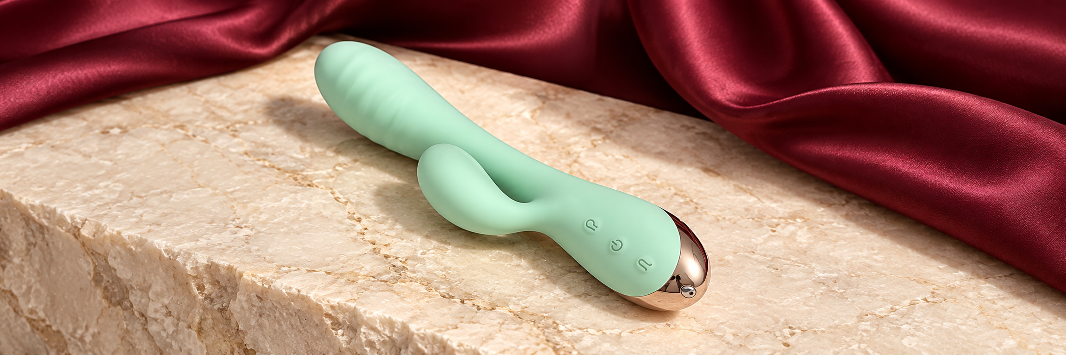 Vibrador verde menta sobre piedra y satén vino